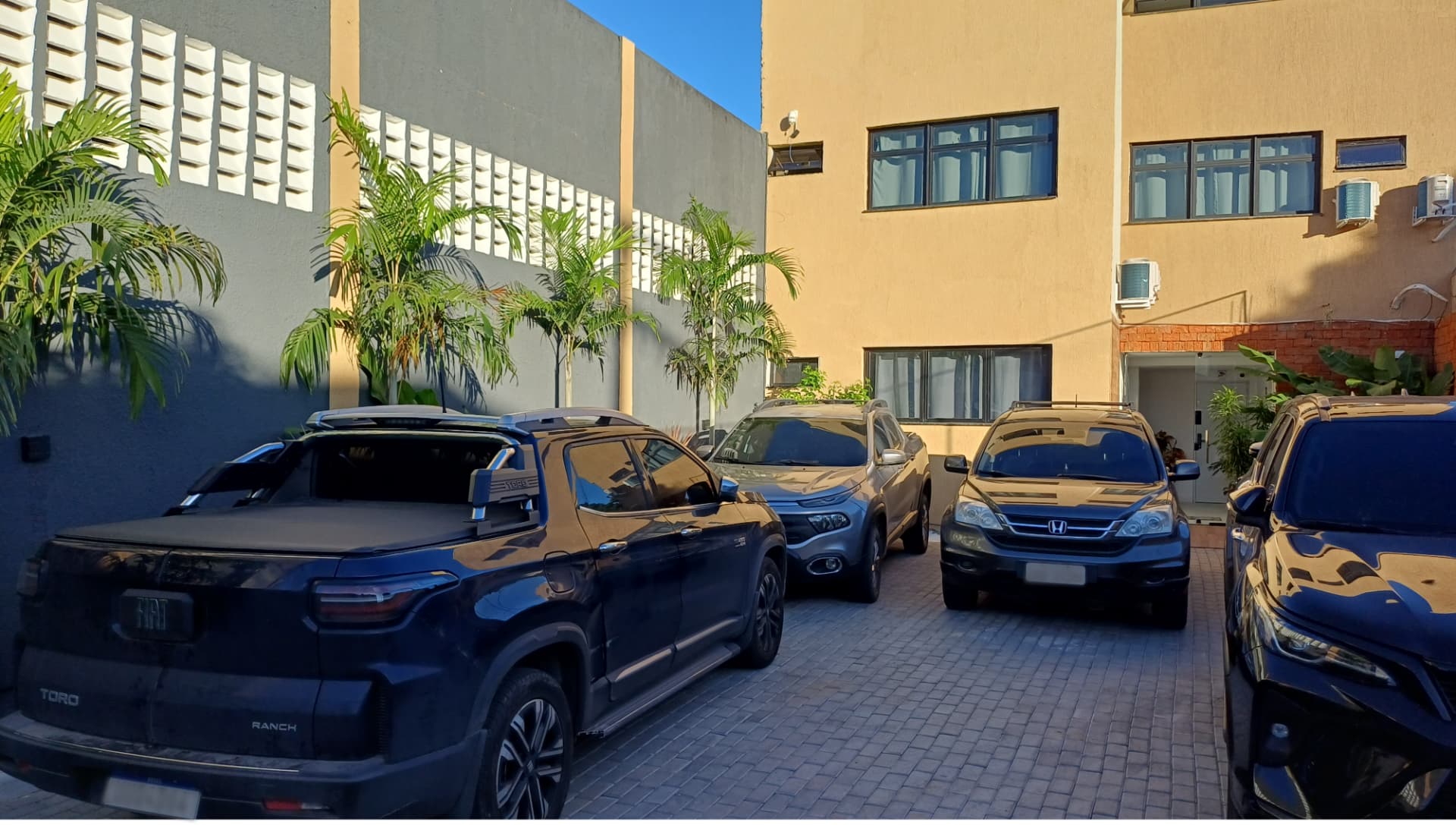 Estacionamento e entrada